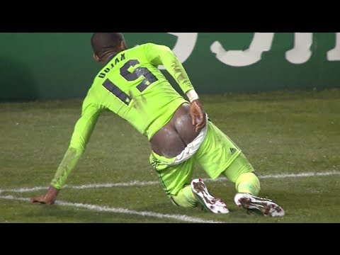 شاهد أفضل اللقطات المضحكة في ملاعب كرة القدم 2017