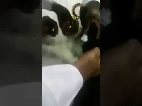 لحظة إخراج طلاسم سحرية من داخل ستارة الكعبة المشرفة