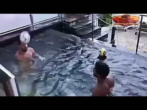 شاهد وصلة مهارات بين ميسي وسواريز داخل حمام سباحة