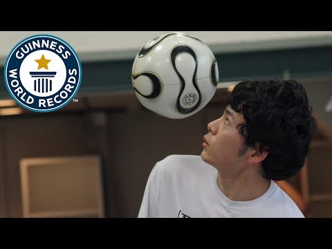 شاهد شاب يحطم الرقم القياسي في التحكم بالكرة على الكتف فقط