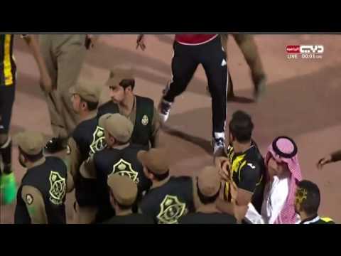 شاهد كهربا يعتدي بالضرب على أحد الإداريين في نادي الاتفاق