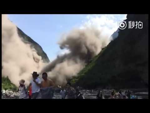 شاهد انهيار أرضي في إقليم سيتشوان الصيني