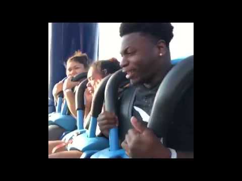 موقف محرج لشاب يركب لعبة قطار الموت