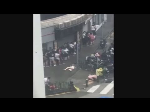 شاهد 4000 صيني يهربون من إعصار هاتو