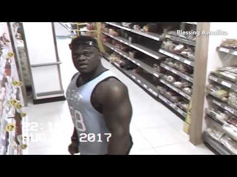  لاعب كمال أجسام يستعرض مهاراته بغرابة في متجر كبير 