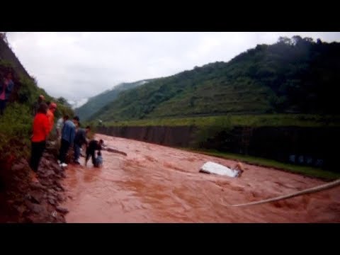 شاهد لحظة إنقاذ سائق من الموت غرقًا وسط سيل جارف