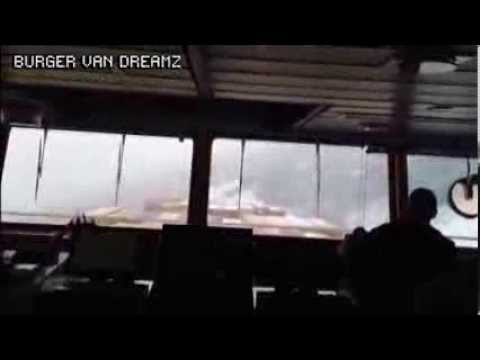 شاهد أمواج عاتية كادت تقلب سفينة في المحيط