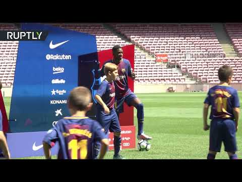 شاهد ديمبلي يستعرض مهاراته أمام جماهير برشلونة في الكامب نو