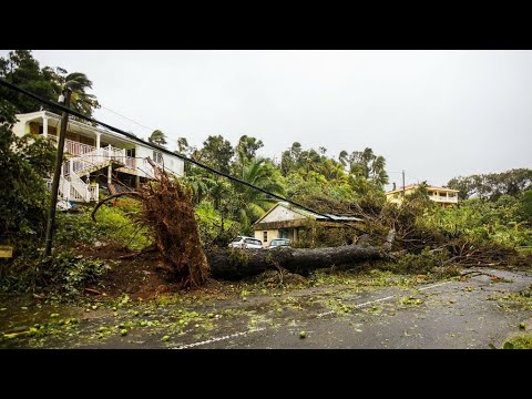 الإعصار ماريا يقترب من سانتا كروز بعد إيقاع الدمار في غوادلوب