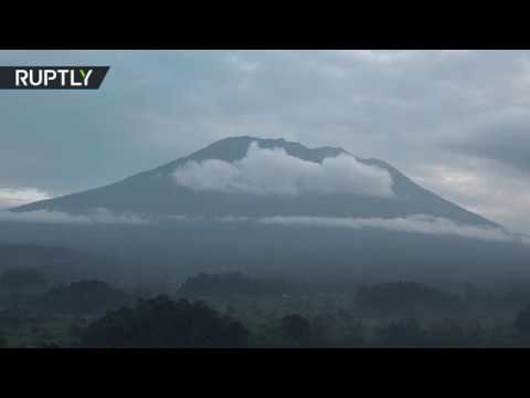 شاهد تزايد نشاط بركان آغونغ في جزيرة بالي في إندونيسيا