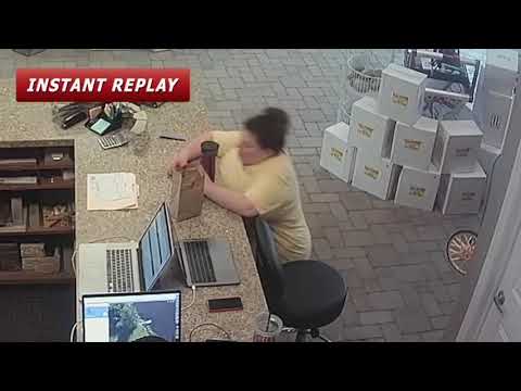 لحظة سقوط امرأة بسبب نومها المفاجئ