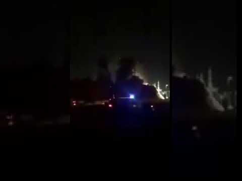 لحظة إزالة برج من عشرات الطوابق في المدينة المنورة