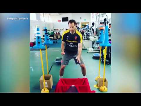 شاهد حارس الآرسنال يطوّر من مهارته في حراسة المرمى