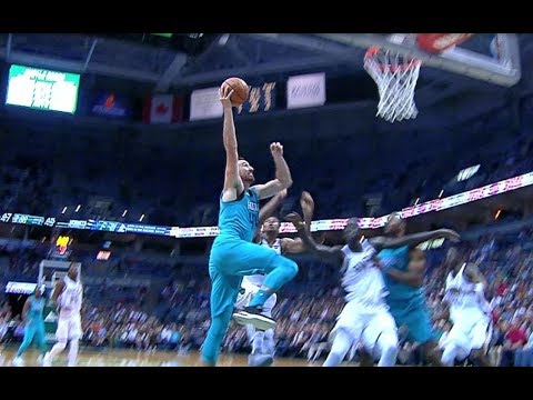 شاهد أبرز دانك وأسيست وبلوك لعمالقة السلة في nba