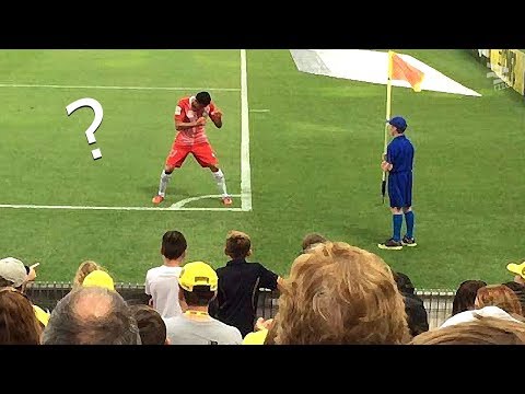 احتفالات مجنونة مع جامعي الكرات حول الملعب