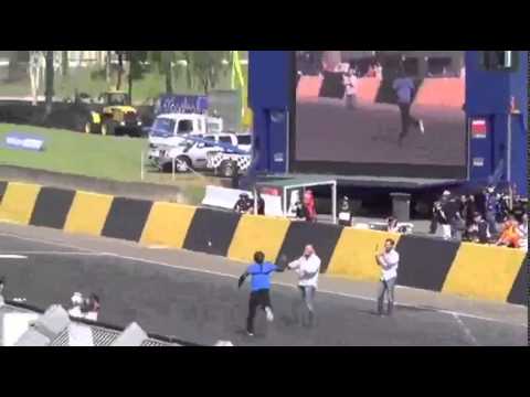 يتحاشى السيارة بالوثب من فوقها