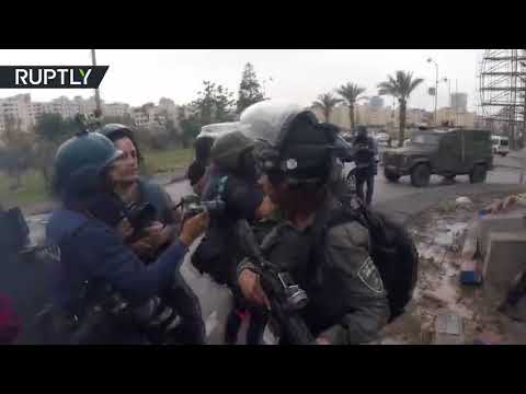 الجيش الإسرائيلي يعتدي على أطباء ويمنعهم من إسعاف جرحى فلسطينيين