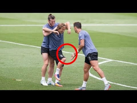 بالفيديو لحظات غريبة ومضحكة في عالم كرة القدم