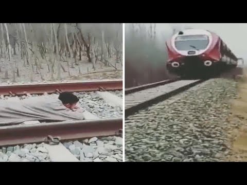 شاب يتحدى الموت مستلقيا على القضبان أثناء عبور قطار