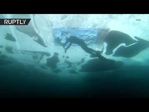 غواص روسي يغطس نحو 26 مترًا في بحيرة متجمدة