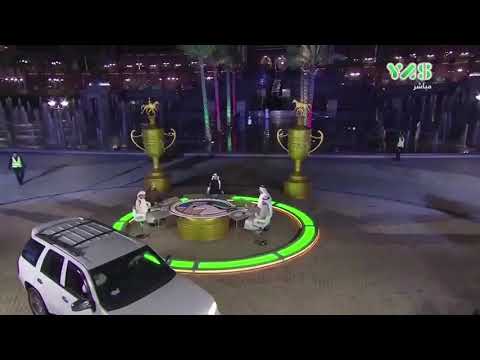 شاهد  لحظة اقتحام امرأة بسيارتها ستوديو قناة إماراتية