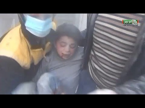 انقاذ أطفال من تحت الأنقاض في منطقة الغوطة
