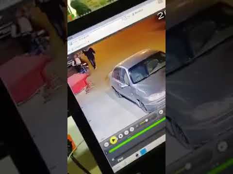 بالفيديو لحظة سرقة لص لهاتف محمول