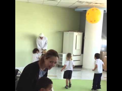 ولي عهد دبي يزور مدرسة ويشارك الأطفال فرحتهم