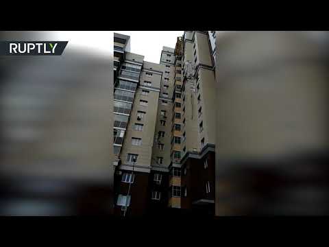 سقوط رافعة على مبنى سكني في قازان