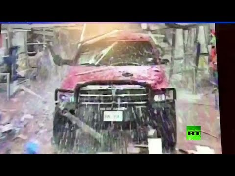 شاهد أميركي يقتحم مركزًا تجاريًّا بسيارته الجيب