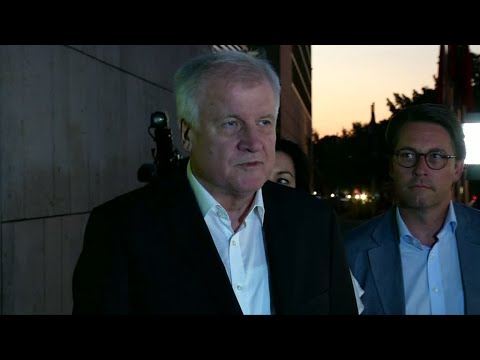 وزير الداخلية الألماني يتراجع عن استقالته