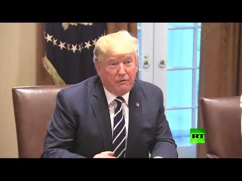 شاهد الرئيس الأميركي يقع في موقف طريف