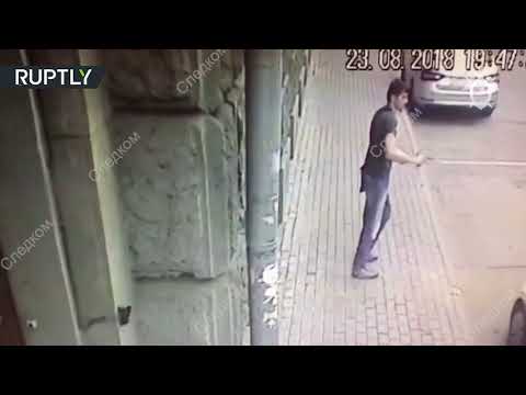 شاهد لحظة اعتداء مسلح على اثنين من أفراد الشرطة وسط موسكو