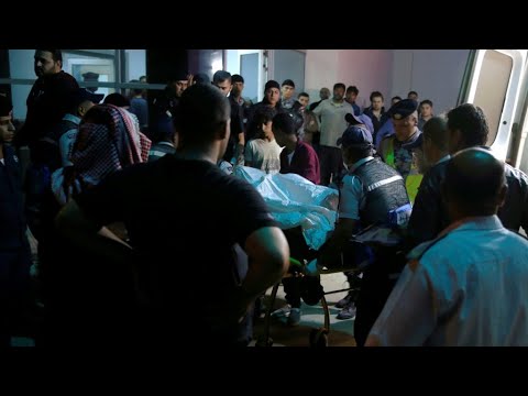 شاهد  فرق بحث أردنية تبحث عن مفقودين في البحر الميت