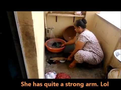 بالفيديو طريقة هندية غريبة لغسل الملابس