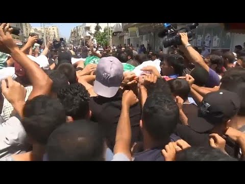 شاهد الفلسطينيون يشيّعون شابًا قتلته القوات الإسرائيلية