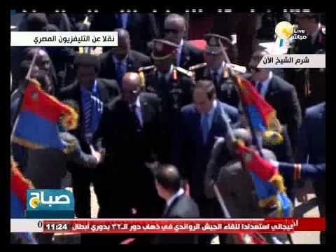 شاهدالسيسي يستقبل الرئيس السوداني في مطار شرم الشيخ