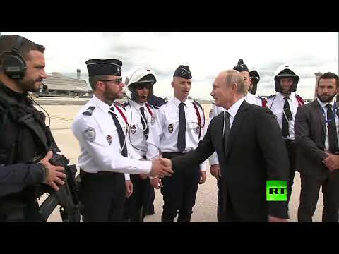 شاهد بوتين يلبي طلب رجال الأمن الفرنسي قبيل مغادرته باريس