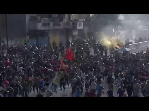 شاهد قوات الأمن العراقي تطلق النار على متظاهرين في بغداد