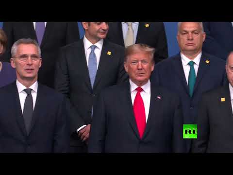 صورة جماعية لزعماء دول الناتو على أنغام المزمار ودق الطبول