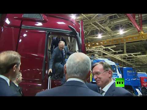 فيديو جديد يظهر الرئيس الروسي وهو يتعرف على مميزات شاحنة كاماز