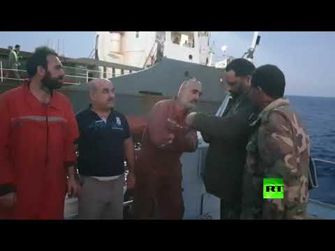 لحظة توقيف بحرية الجيش الوطني الليبي لسفينة طاقمها تركي