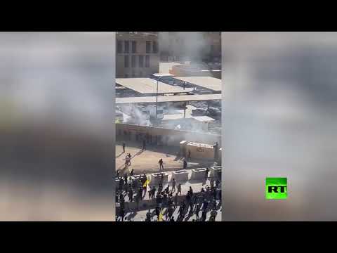 شاهد رفع أعلام العراق والحشد فوق جدران السفارة الأميركية في بغداد