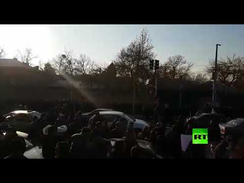 شاهد تظاهرات أمام السفارة البريطانية في طهران ومطالب بطرد السفير