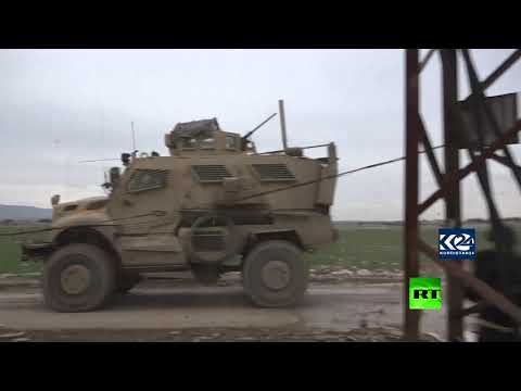 شاهد  رتل عسكري أميركي يتعرض للرشق بالحجارة في سورية