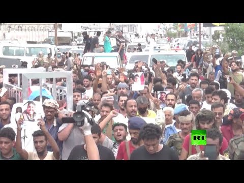 شاهد المئات في عدن يشيعون الصحافي نبيل القعيطي