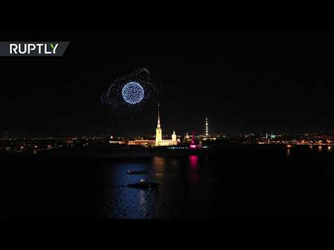 آلاف الدرونات تصطف على أشكال ثلاثية الأبعاد في سماء بطرسبورغ