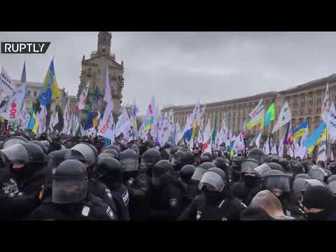 إصابة العشرات من الشرطة الأوكرانية في اشتباكات مع محتجين على العزل العام