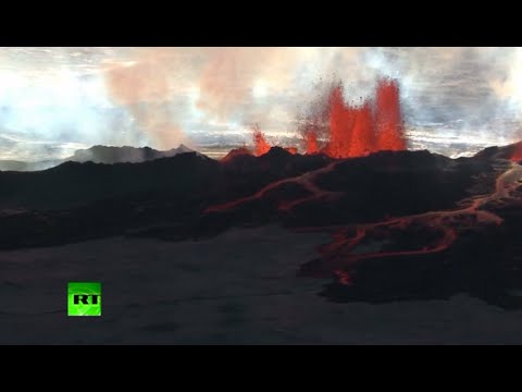 غيامات من الأدخنة الكثيفة والحمم البركانية المحترقة نتيجة بركان أيسلندا