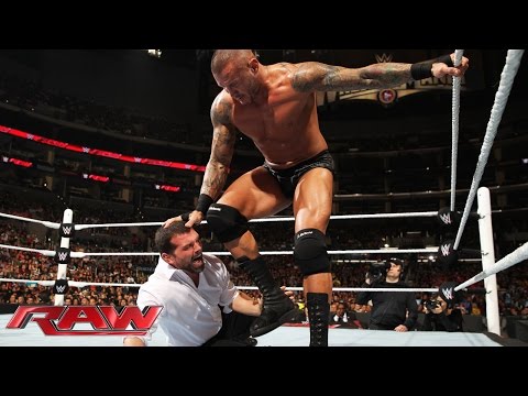 فيديو راندي أورتن يرعب رولينز وعناصر الأمن